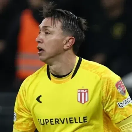 Muslera revela que esperava cobrança cruzada de Memphis em pênalti decisivo