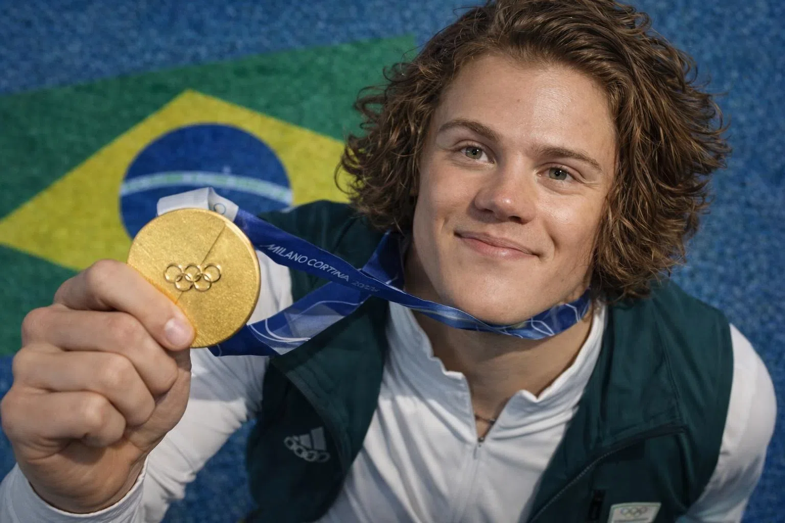 Norueguês Lucas Braathen faz história e conquista ouro no esqui alpino defendendo o Brasil